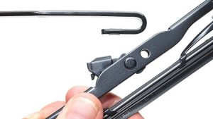 lắp gạt mưa ô tô