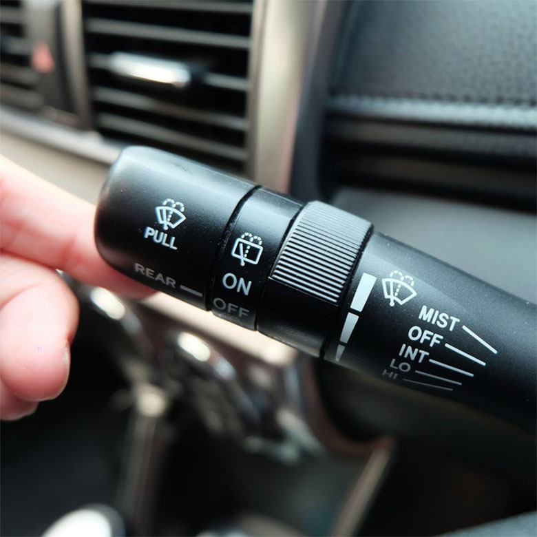 tắt gạt sau dòng xe dùng núm xoay