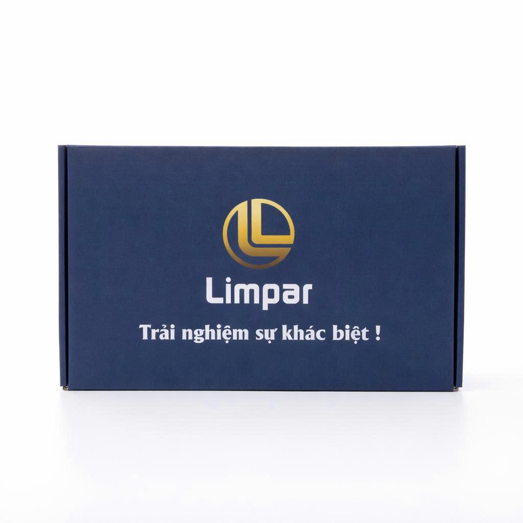 Danh sách combo Limpar chính hãng – Giá tốt, quà tặng ô tô tiện dụng Việc lựa chọn phụ kiện ô tô vừa tiện lợi, vừa tiết kiệm chi phí luôn là ưu tiên của nhiều chủ xe. Thay vì mua lẻ từng món, các combo Limpar chính hãng được thiết kế sẵn theo nhu cầu sử dụng thực tế, phù hợp cho cá nhân dùng hằng ngày hoặc làm quà tặng xe hơi sang trọng, thiết thực. Dưới đây là danh sách các combo Limpar bán chạy hiện nay. Combo Limpar Khởi Hành – Giải pháp tiện lợi cho người mới dùng xe Giá tham khảo: 199.000đ Phù hợp: để tặng, sử dụng cá nhân, xe mới mua Thành phần combo: 1 gối tựa đầu (Đen / Nâu / Xám) 1 khăn microfiber 30x30cm 1 bảng số điện thoại cơ bản 1 ví đựng giấy tờ Thiệp + túi/hộp quà tặng Ưu điểm nổi bật: Đầy đủ phụ kiện cơ bản cho người mới dùng xe Giá tiết kiệm, dễ tiếp cận Gọn gàng, tiện mang theo trên xe Hình thức đóng gói phù hợp làm quà tặng Combo Limpar Khởi Hành là lựa chọn lý tưởng cho: Người mới mua xe Người cần bộ phụ kiện cơ bản Doanh nghiệp tặng khách hàng Showroom tặng kèm khi giao xe Combo Limpar Chuẩn Xế – Set phụ kiện đầy đủ cho chủ xe Giá tham khảo: 349.000đ Phù hợp: tặng nhân viên, bạn bè, đối tác, chủ xe lâu năm Thành phần combo: 2 gối tựa đầu ô tô (Đen / Nâu / Xám) 1 bảng số điện thoại cao cấp 1 gương cầu lồi gắn kính 1 khăn microfiber 30x30 Thiệp + túi/hộp quà tặng Ưu điểm nổi bật: Trang bị đầy đủ phụ kiện thiết yếu cho xe Gối tựa đầu giúp giảm mỏi cổ khi lái xe đường dài Gương cầu lồi hỗ trợ quan sát điểm mù an toàn Thiết kế đồng bộ, sang trọng, chuyên nghiệp Combo Limpar Chuẩn Xế phù hợp với: Chủ xe thường xuyên di chuyển Người lái xe đường dài Doanh nghiệp tặng nhân viên, khách hàng Quà tặng sinh nhật, lễ Tết cho người có xe Vì sao nên chọn combo Limpar thay vì mua lẻ? 1. Tiết kiệm chi phí Mua theo combo giúp tiết kiệm từ 20–30% so với mua từng sản phẩm riêng lẻ. 2. Đầy đủ phụ kiện cần thiết Không cần mất thời gian chọn từng món, combo đã được chọn sẵn theo nhu cầu thực tế. 3. Hình thức đẹp – tặng là dùng được ngay Đóng gói chỉnh chu, kèm túi và thiệp, phù hợp làm quà biếu xe chuyên nghiệp. 4. Đồng bộ thương hiệu – chất lượng đảm bảo Sản phẩm chính hãng Limpar, thiết kế thống nhất, dễ sử dụng và bền bỉ.